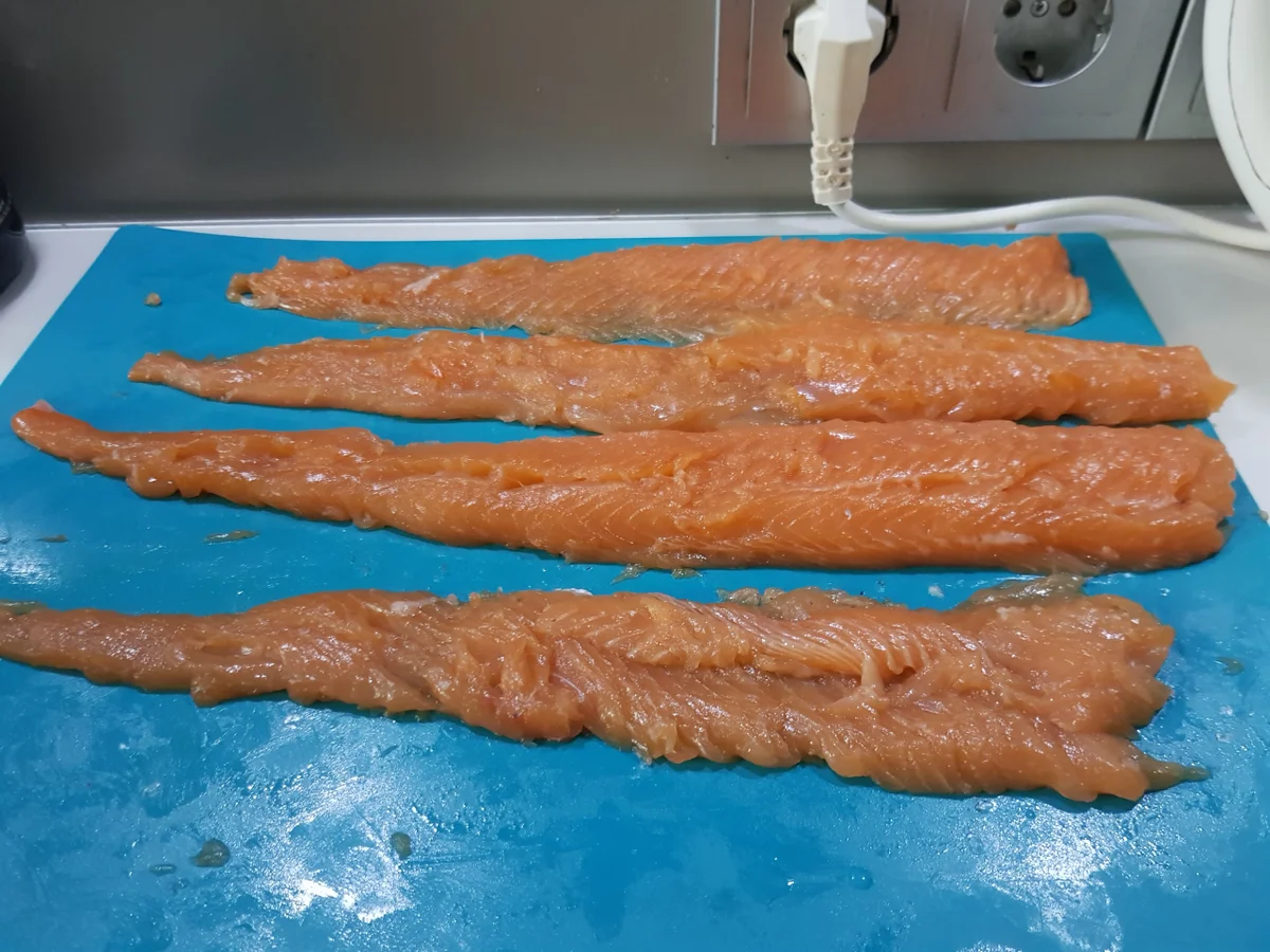 Lachsforellenfilet-Röllchen auf Rahmspinat mit Kartoffelwürfeln - Rezept - Bild Nr. 13079