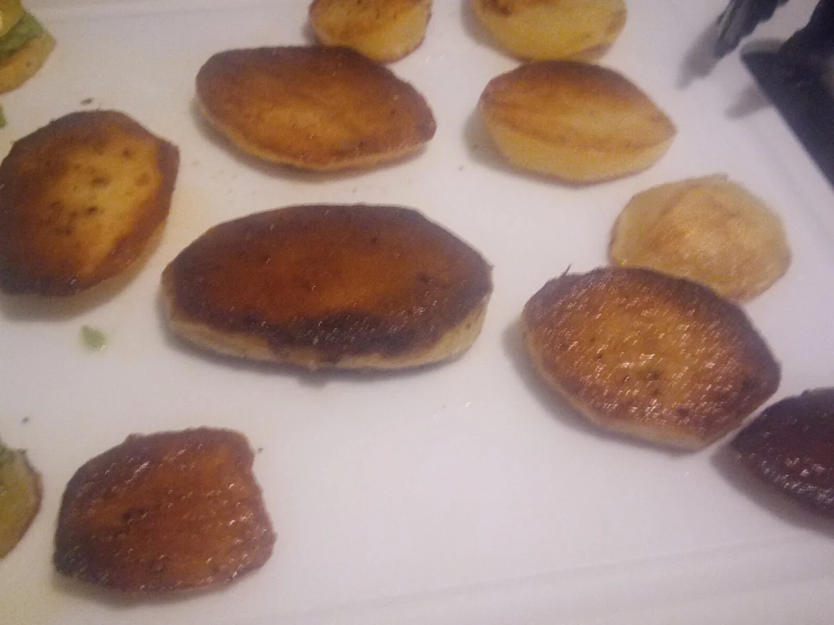 Röstkartoffeln belegt mit Erbsenpüree, dazu ein Entrecote - Rezept - Bild Nr. 13089