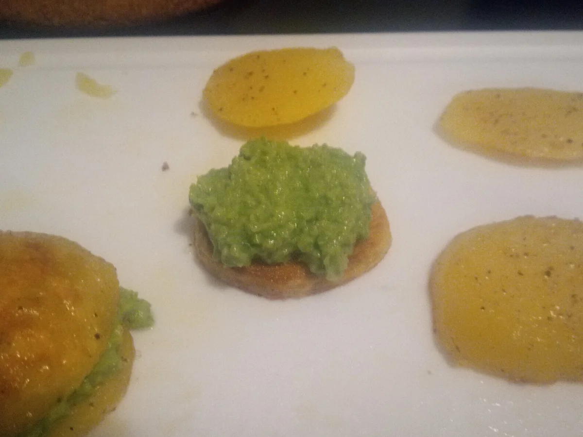 Röstkartoffeln belegt mit Erbsenpüree, dazu ein Entrecote - Rezept - Bild Nr. 13090