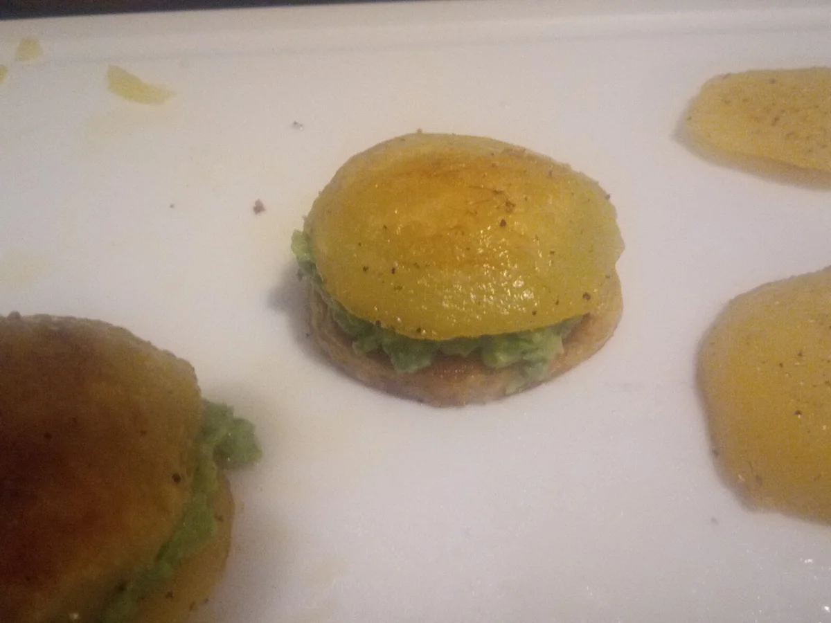 Röstkartoffeln belegt mit Erbsenpüree, dazu ein Entrecote - Rezept - Bild Nr. 13091