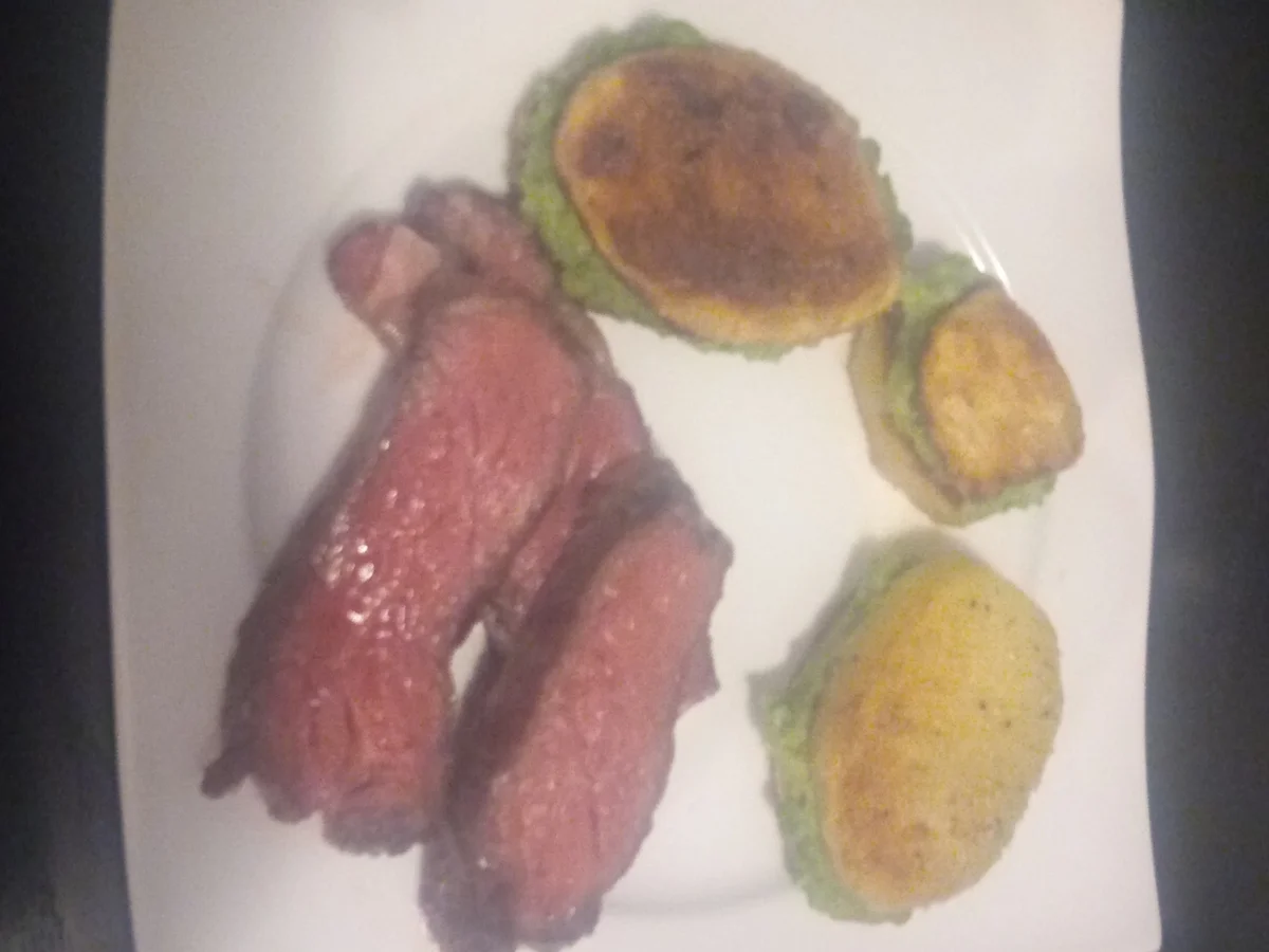 Röstkartoffeln belegt mit Erbsenpüree, dazu ein Entrecote - Rezept - Bild Nr. 13092