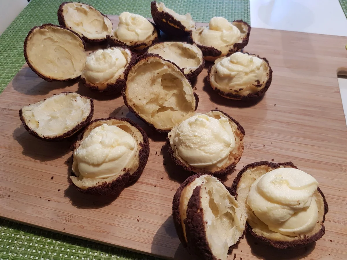 Rezept: Kleine Windbeutel mit Craquelin-Haube und Frischkäsefüllung Bild Nr. 13090 Kleine Windbeutel mit Craquelin-Haube und Frischkäsefüllung - Rezept - Bild Nr. 13090