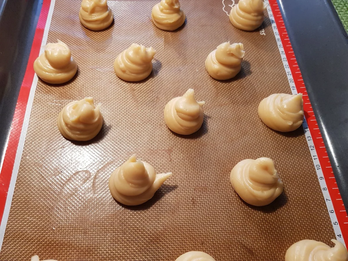 Rezept: Kleine Windbeutel mit Craquelin-Haube und Frischkäsefüllung Bild Nr. 13094 Kleine Windbeutel mit Craquelin-Haube und Frischkäsefüllung - Rezept - Bild Nr. 13094