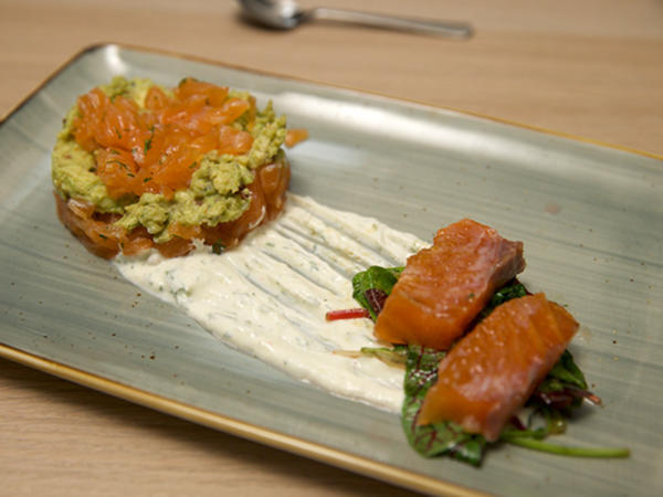Zweierlei vom gebeizten Lachs mit Avocado und Salat - von Das perfekte ...
