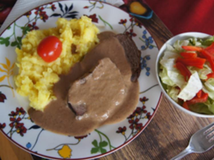 Rindfleisch Burgunder Art mit Sauce, Kartoffel-Sellerie-Stampf und ...