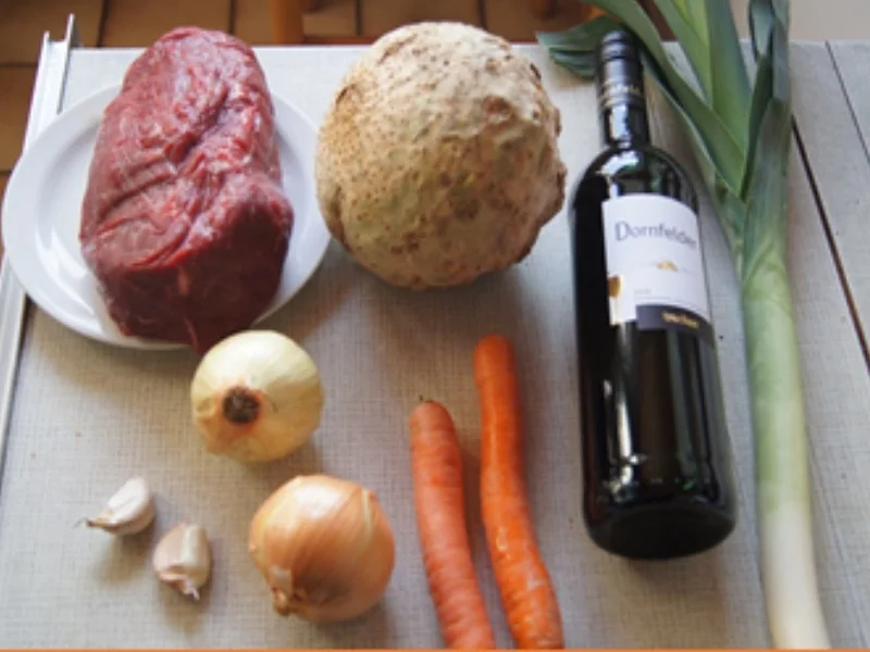 Rindfleisch Burgunder Art mit Sauce, Kartoffel-Sellerie-Stampf und Eisberg-Paprika-Salat - Rezept - Bild Nr. 3