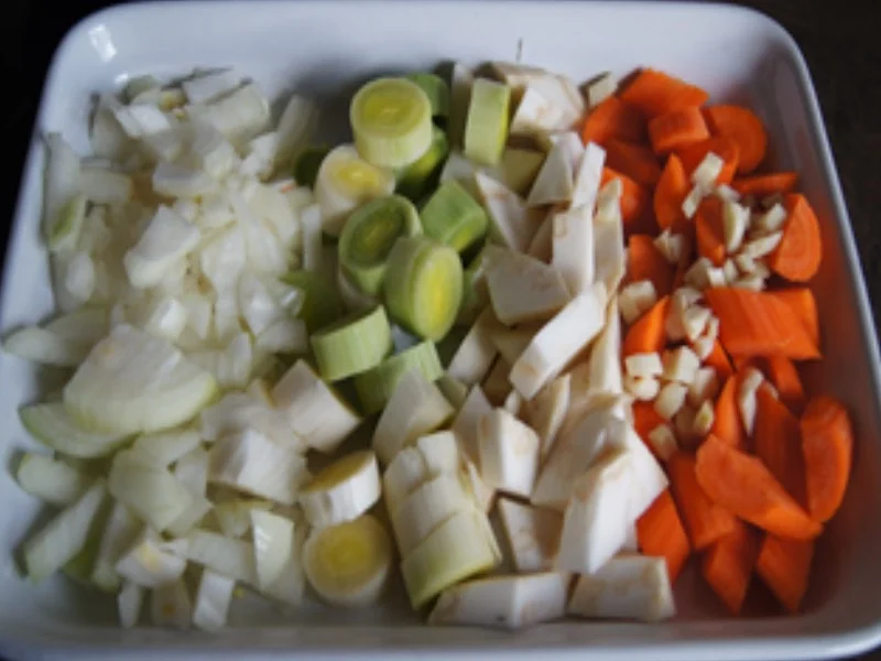 Rindfleisch Burgunder Art mit Sauce, Kartoffel-Sellerie-Stampf und Eisberg-Paprika-Salat - Rezept - Bild Nr. 4