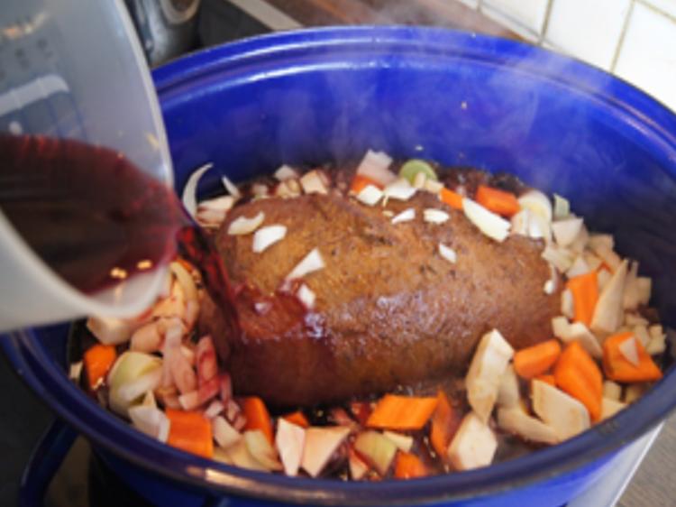 Rindfleisch Burgunder Art mit Sauce, Kartoffel-Sellerie-Stampf und ...