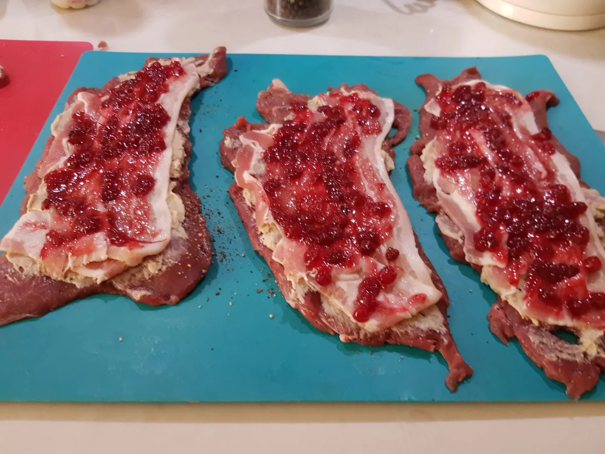 Rezept: Reh-Rouladen mit Maronen-Kartoffelstampf Bild Nr. 13110 Reh-Rouladen mit Maronen-Kartoffelstampf - Rezept - Bild Nr. 13110