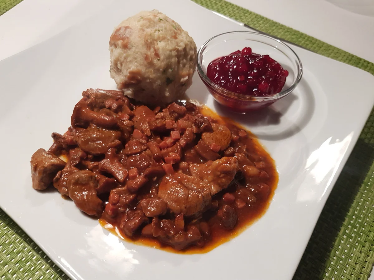 Reh-Ragout mit Brezenknödel - Rezept - Bild Nr. 2