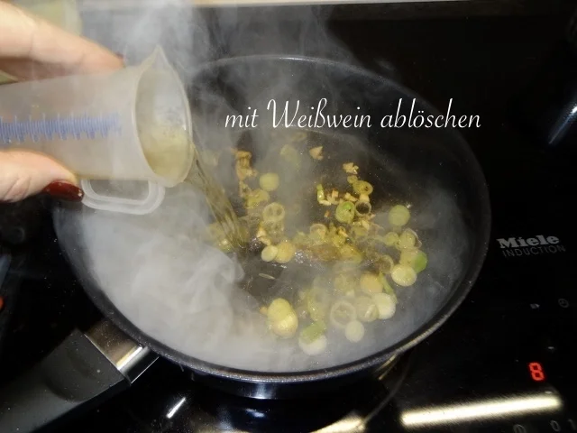 Rezept: Welsfilet in cremiger Sahne Spinat Tomaten Sauce mit Risoni Bild Nr. 9 Welsfilet in cremiger Sahne Spinat Tomaten Sauce mit Risoni - Rezept - Bild Nr. 9