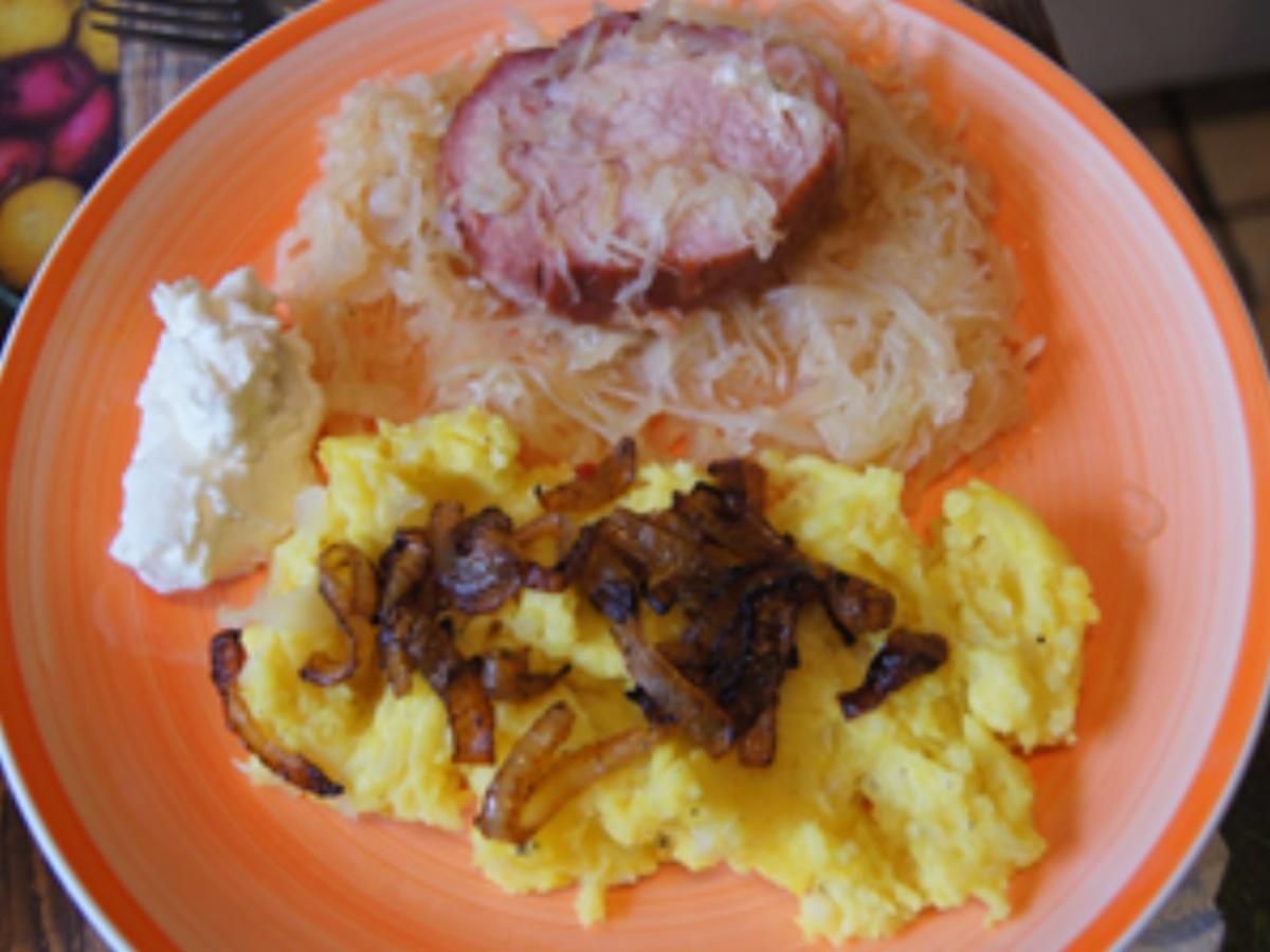 Kassler Lachs auf Sauerkraut mit Zwiebel-Kartoffelstampf und Meerrettichcreme - Rezept - Bild Nr. 2