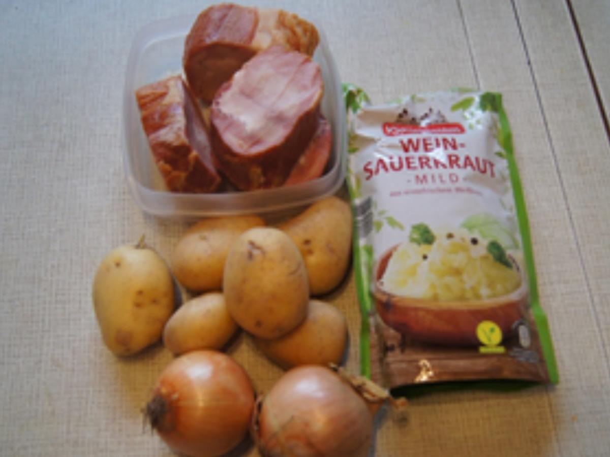 Kassler Lachs auf Sauerkraut mit Zwiebel-Kartoffelstampf und Meerrettichcreme - Rezept - Bild Nr. 3