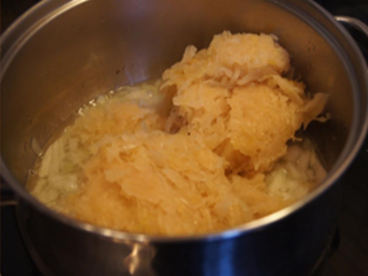 Kassler Lachs auf Sauerkraut mit Zwiebel-Kartoffelstampf und Meerrettichcreme - Rezept - Bild Nr. 6