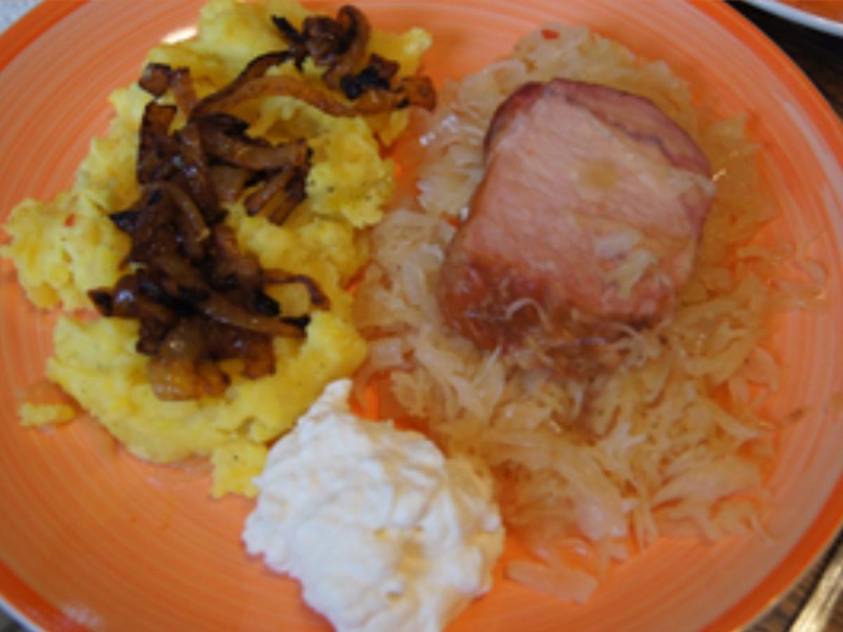 Kassler Lachs auf Sauerkraut mit Zwiebel-Kartoffelstampf und Meerrettichcreme - Rezept - Bild Nr. 21