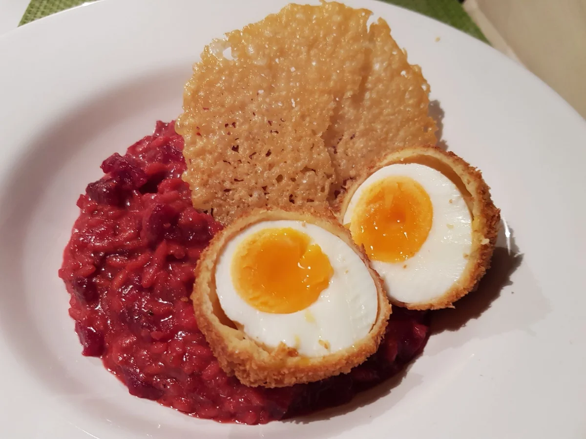 Rote Bete-Risotto mit gebackenem Ei und Parmesan-Chip - Rezept - Bild Nr. 2