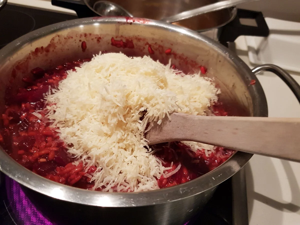 Rote Bete-Risotto mit gebackenem Ei und Parmesan-Chip - Rezept - Bild Nr. 3