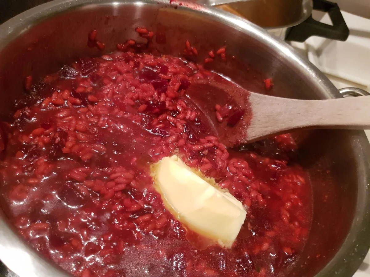 Rote Bete-Risotto mit gebackenem Ei und Parmesan-Chip - Rezept - Bild Nr. 4