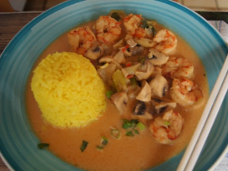 Garnelen mit Champignons in roter Curry-Kokosmilch im Wok und gelber Basmatireis - Rezept - Bild Nr. 2