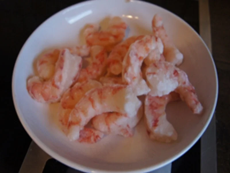 Garnelen mit Champignons in roter Curry-Kokosmilch im Wok und gelber Basmatireis - Rezept - Bild Nr. 3