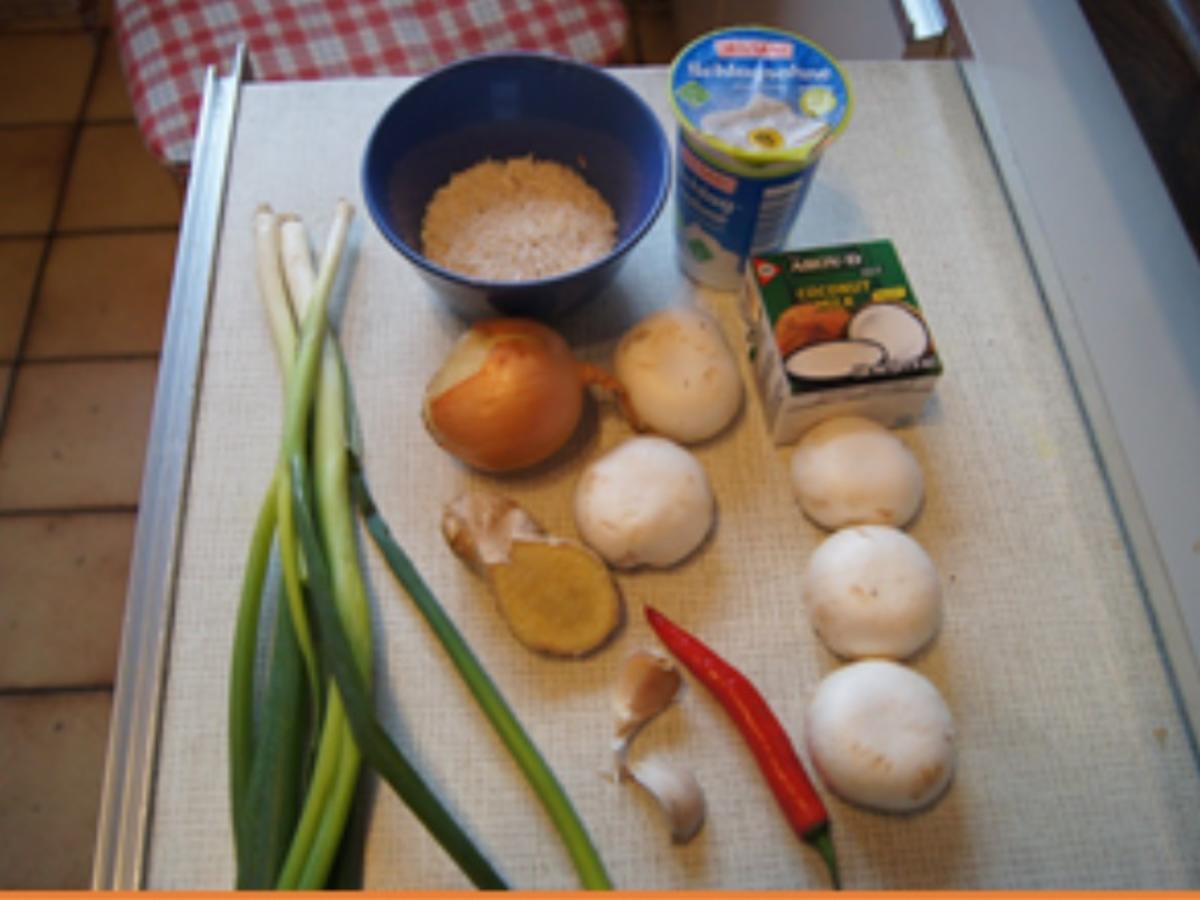 Garnelen mit Champignons in roter Curry-Kokosmilch im Wok und gelber Basmatireis - Rezept - Bild Nr. 4