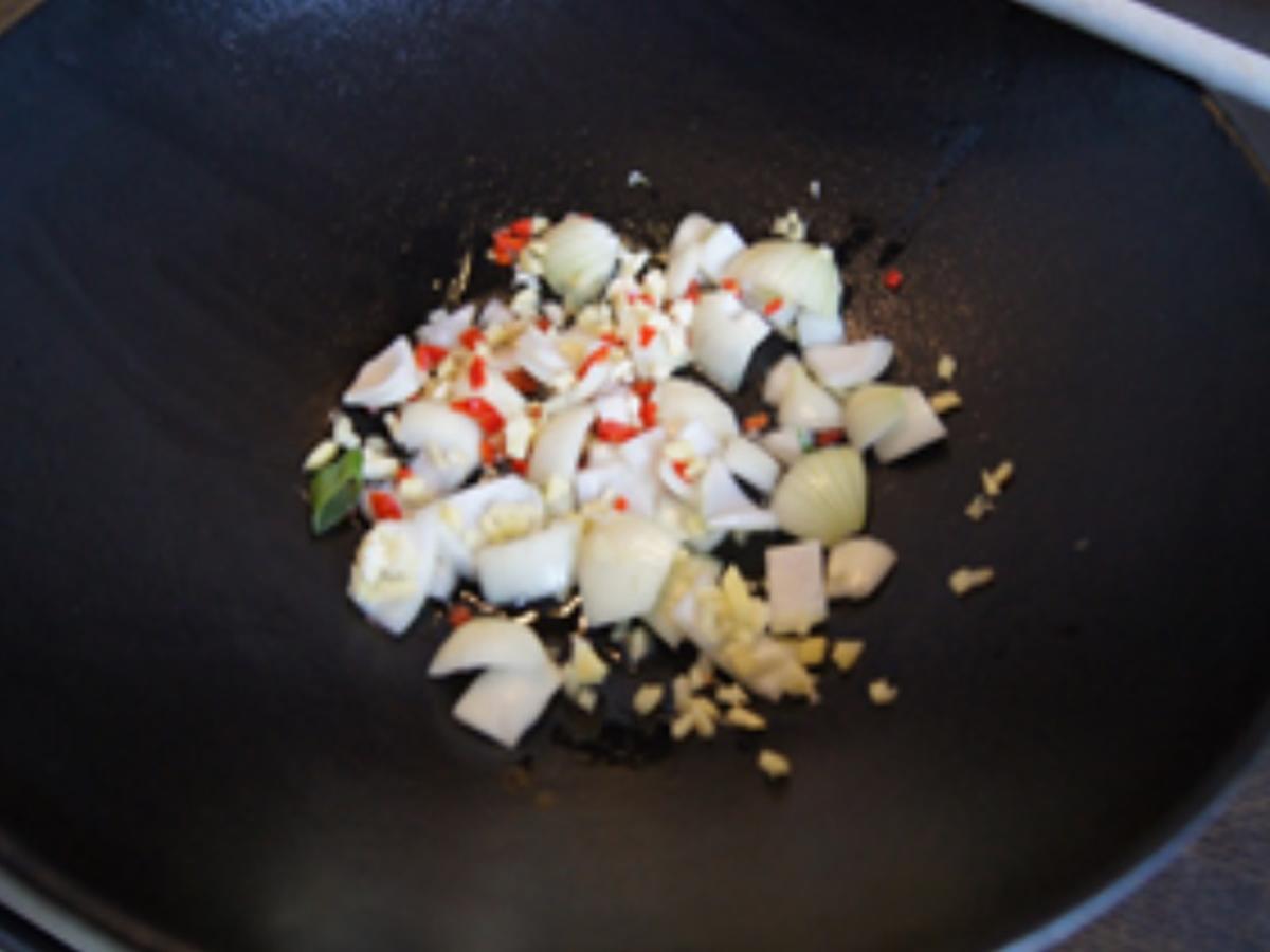Garnelen mit Champignons in roter Curry-Kokosmilch im Wok und gelber Basmatireis - Rezept - Bild Nr. 6