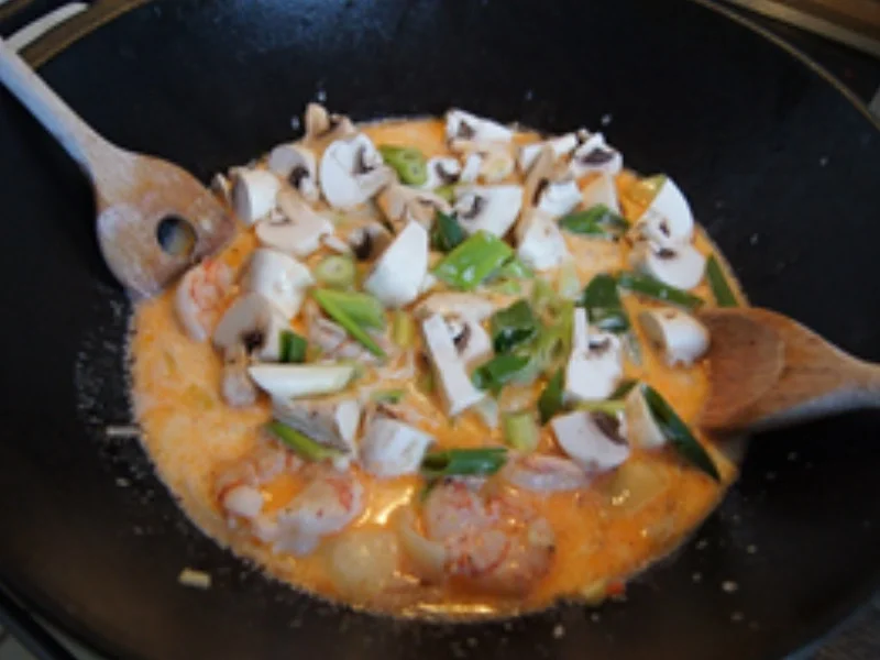 Garnelen mit Champignons in roter Curry-Kokosmilch im Wok und gelber Basmatireis - Rezept - Bild Nr. 11