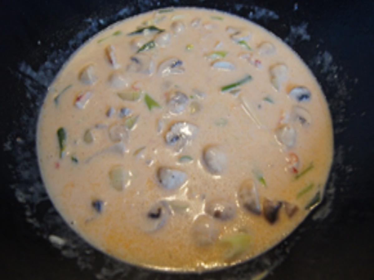Garnelen mit Champignons in roter Curry-Kokosmilch im Wok und gelber Basmatireis - Rezept - Bild Nr. 12