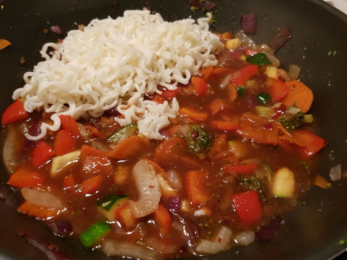 Drum-Sticks "asiatisch" mit Wok-Gemüse-Nudeln - Rezept - Bild Nr. 13458