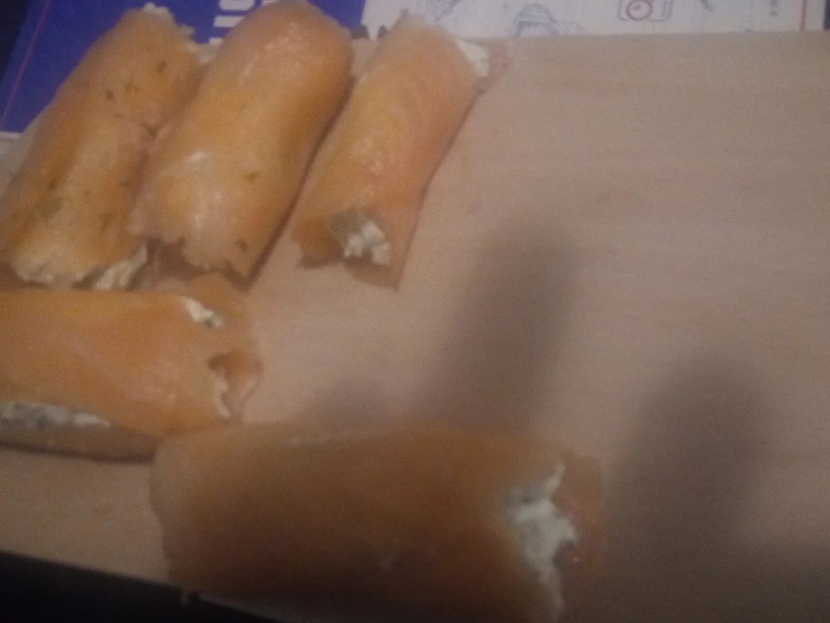 Rezept: Lachsröllchen gefüllt mit Kräuterfrischkäse Bild Nr. 2 Lachsröllchen gefüllt mit Kräuterfrischkäse - Rezept - Bild Nr. 2