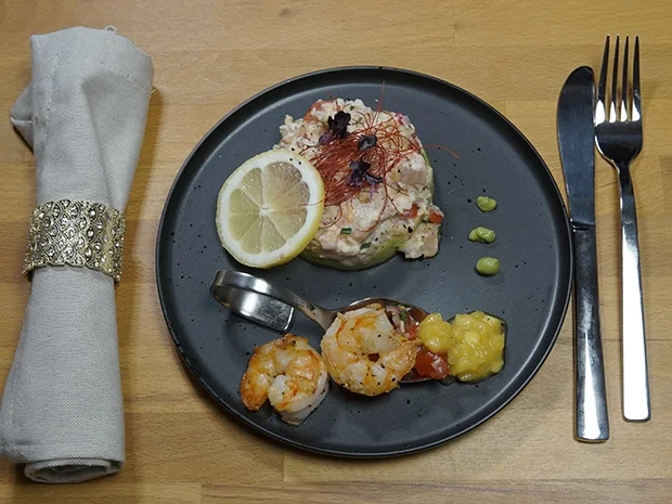 Tatar von der Lachsforelle auf Avocadocreme mit gebratenen Garnelen an Tomatensalsa - Rezept - Bild Nr. 2