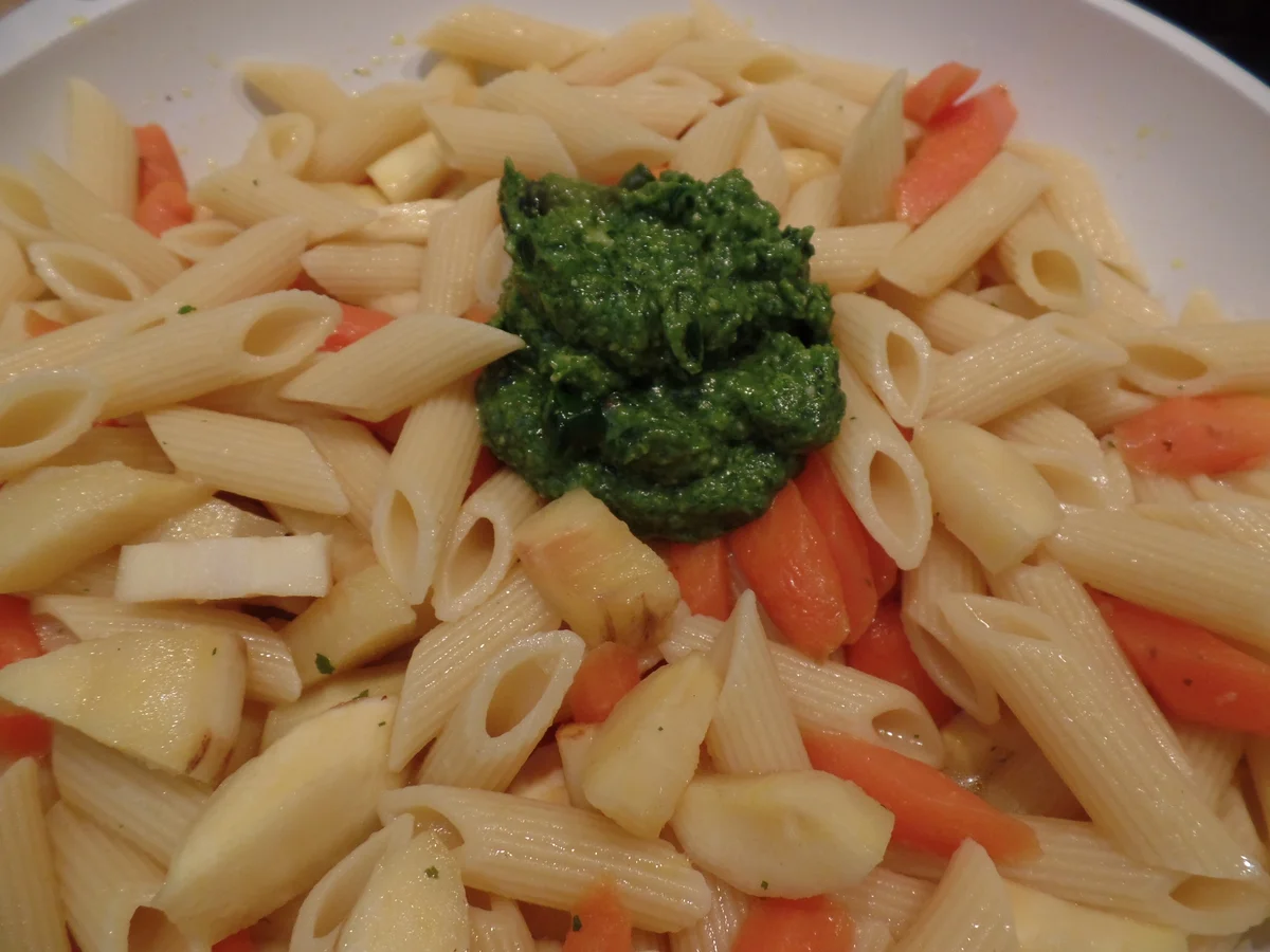 Nudeln mit Wintergemüse und Feldsalat-Pesto - Rezept - Bild Nr. 13173