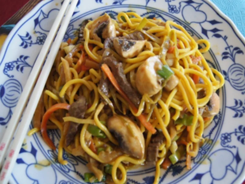 Rezept: Gelbes Thai-Curry mit Mie-Nudeln, Rindfleisch und Gemüsemix Bild Nr. 2 Gelbes Thai-Curry mit Mie-Nudeln, Rindfleisch und Gemüsemix - Rezept - Bild Nr. 2