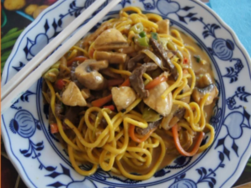 Rezept: Gelbes Thai-Curry mit Mie-Nudeln, Rindfleisch und Gemüsemix Bild Nr. 37 Gelbes Thai-Curry mit Mie-Nudeln, Rindfleisch und Gemüsemix - Rezept - Bild Nr. 37