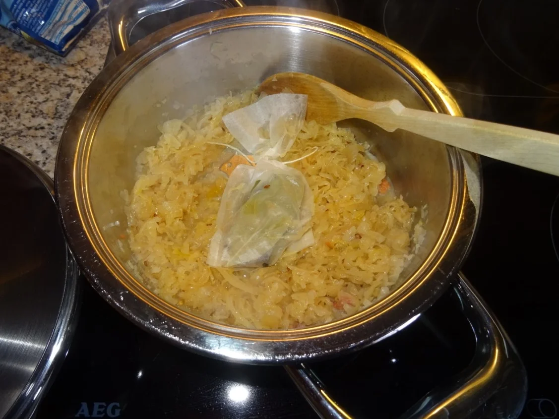 Knusprig gebratener Zander auf Paprikakraut - Rezept - Bild Nr. 4