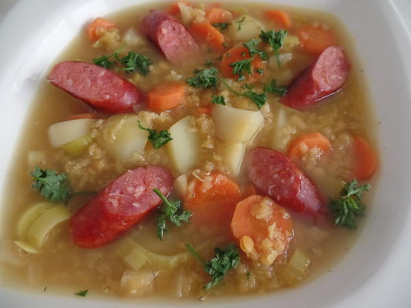 Gemüse-Linsensuppe mit Knacker - Rezept - kochbar.de