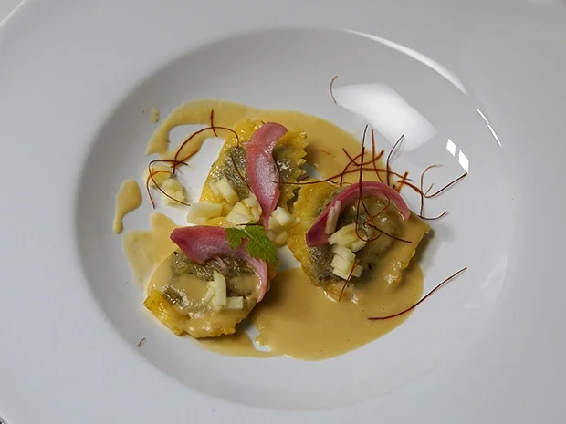 Rezept: Leberwurst-Ravioli in Apfel-Meerrettichschaum und eingelegten roten Zwiebeln Bild Nr. 2 Leberwurst-Ravioli in Apfel-Meerrettichschaum und eingelegten roten Zwiebeln - Rezept - Bild Nr. 2