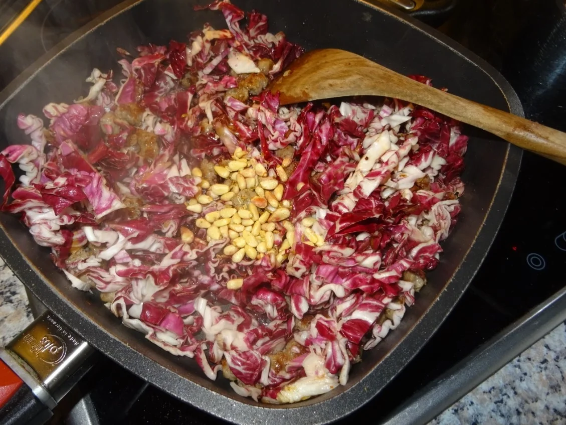 Spaghetti mit Radicchio-Sugo und Salsiccia - Rezept - Bild Nr. 6