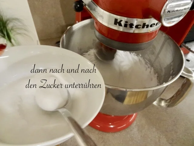 Rezept: Erdbeersahne Biskuit mit Schneehaube Bild Nr. 11 Erdbeersahne Biskuit mit Schneehaube - Rezept - Bild Nr. 11