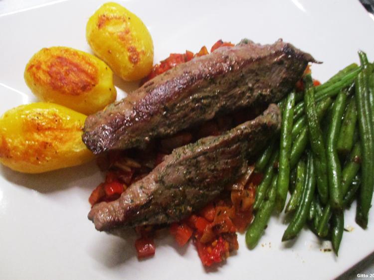 Lammfilets auf einem Tomaten-Zwiebel-Bett - Rezept - kochbar.de