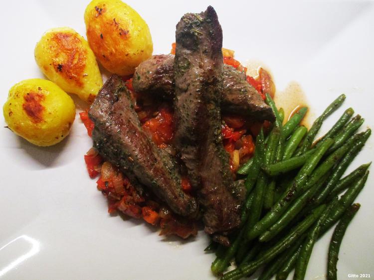 Lammfilets auf einem Tomaten-Zwiebel-Bett - Rezept - kochbar.de