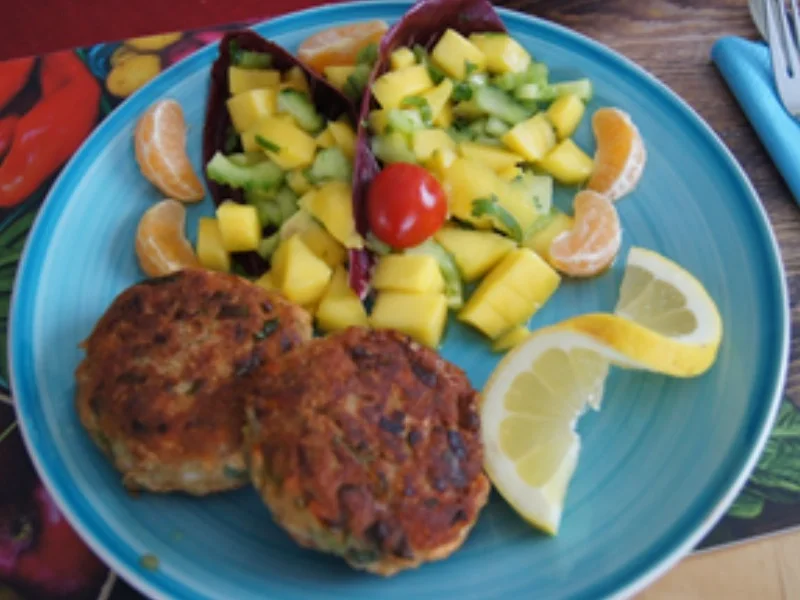 Asiatisch gewürzte Lachsbuletten mit Man-go-Gurken-Salsa - Rezept - Bild Nr. 2