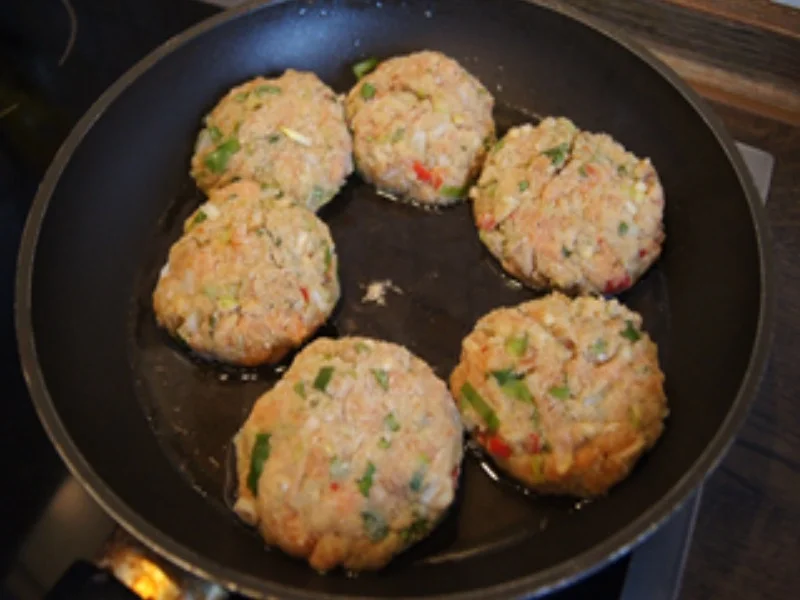 Asiatisch gewürzte Lachsbuletten mit Man-go-Gurken-Salsa - Rezept - Bild Nr. 12