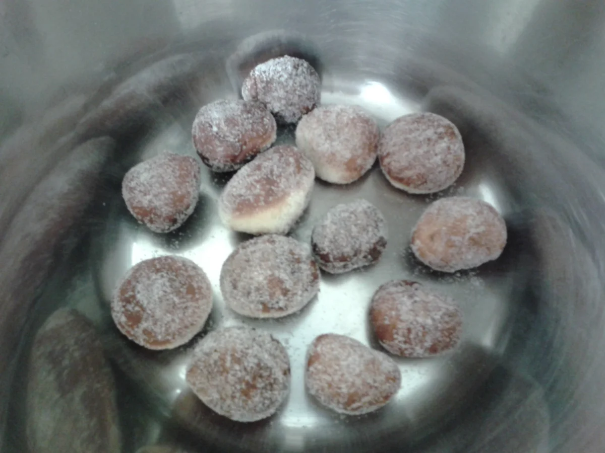 Schmalzkuchen, auch bekannt als Schneidkrebbel, Krebbel, Krapfen oder kleine Berliner - Rezept - Bild Nr. 2