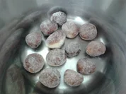 Schmalzkuchen, auch bekannt als Schneidkrebbel, Krebbel, Krapfen oder kleine Berliner - Rezept - Bild Nr. 2