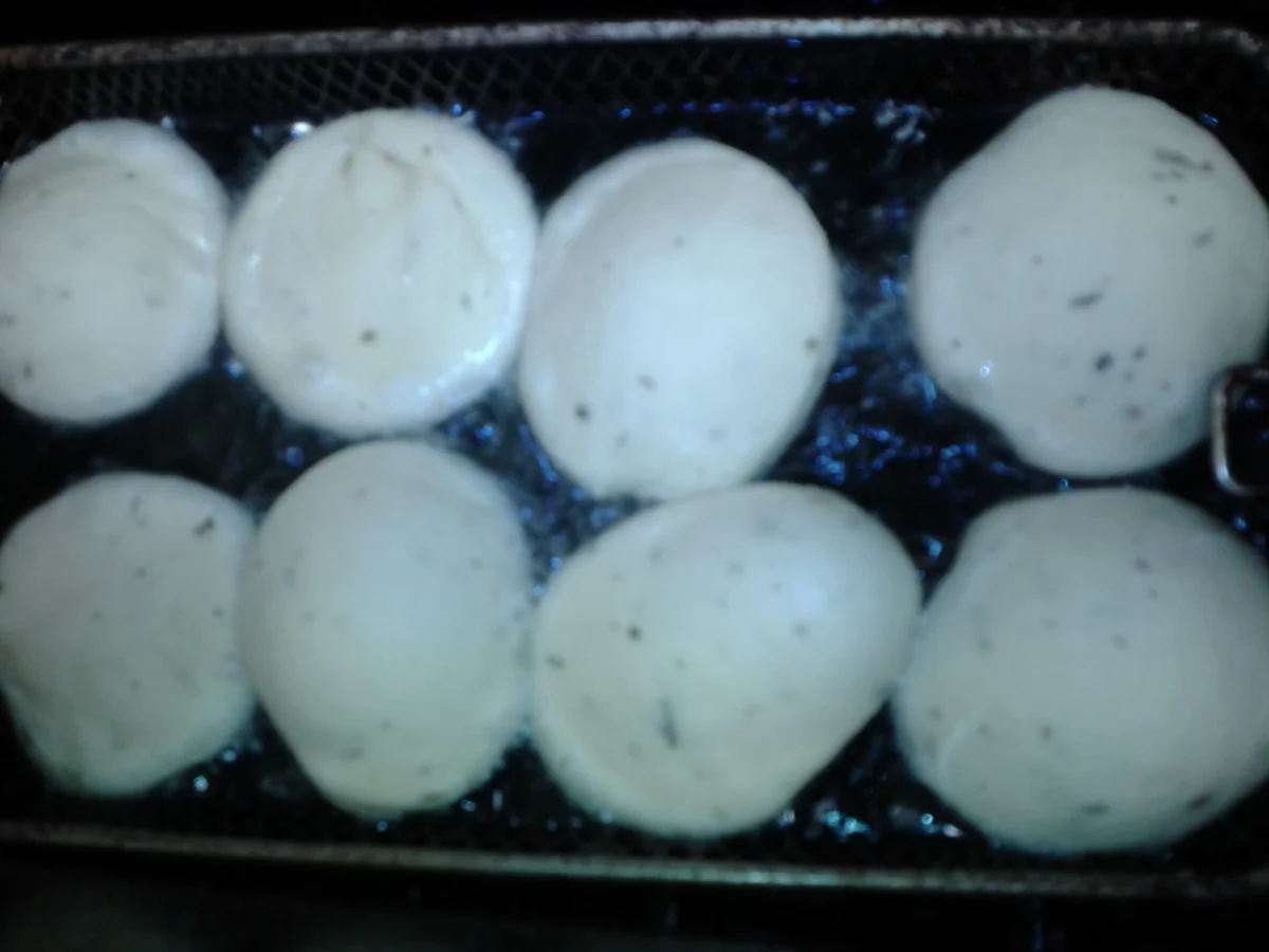 Schmalzkuchen, auch bekannt als Schneidkrebbel, Krebbel, Krapfen oder kleine Berliner - Rezept - Bild Nr. 6