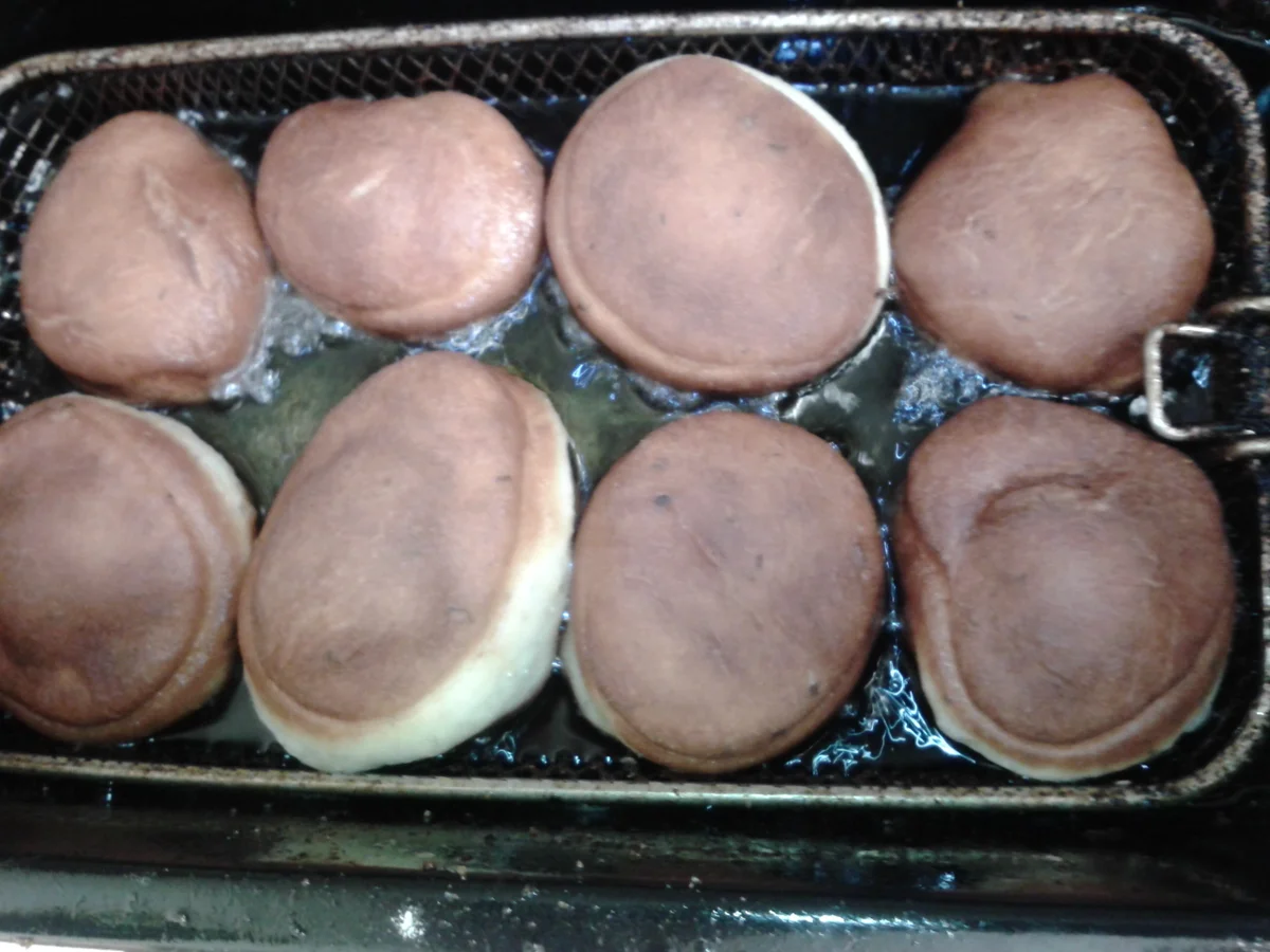 Schmalzkuchen, auch bekannt als Schneidkrebbel, Krebbel, Krapfen oder kleine Berliner - Rezept - Bild Nr. 7