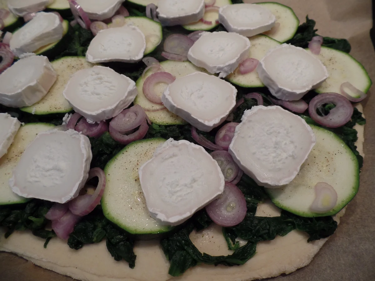 Spinat-Zucchini-Pizza mit Ziegenkäse - Rezept - Bild Nr. 13209