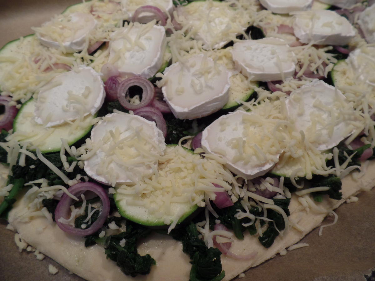 Spinat-Zucchini-Pizza mit Ziegenkäse - Rezept - Bild Nr. 13210