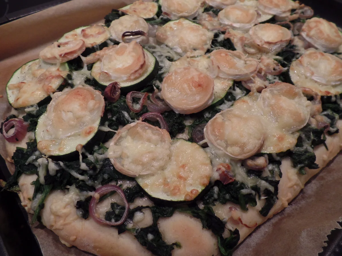 Spinat-Zucchini-Pizza mit Ziegenkäse - Rezept - Bild Nr. 13211